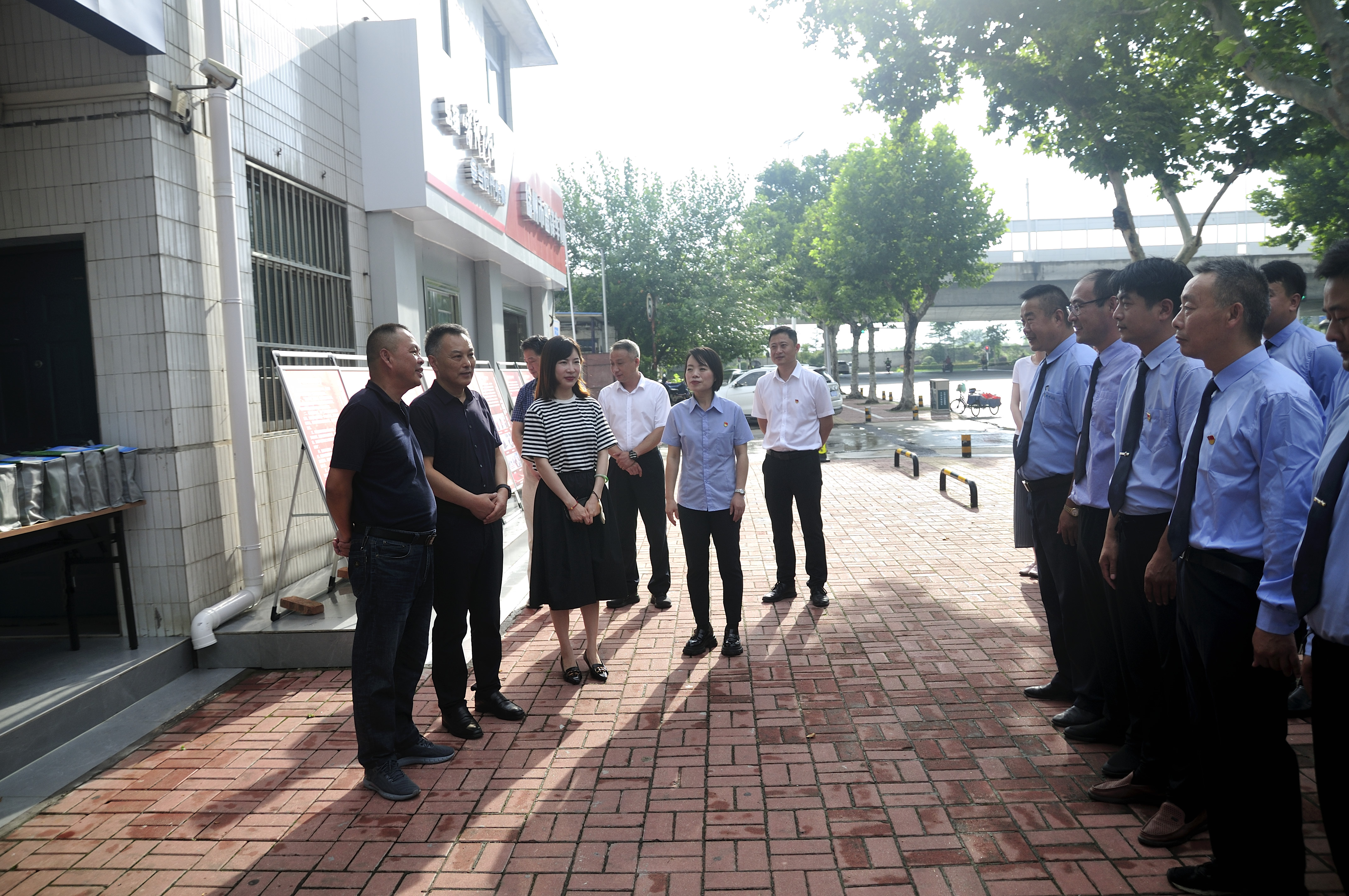 市總工會開展夏季安康“四送”活動慰問出租集團雷鋒車隊