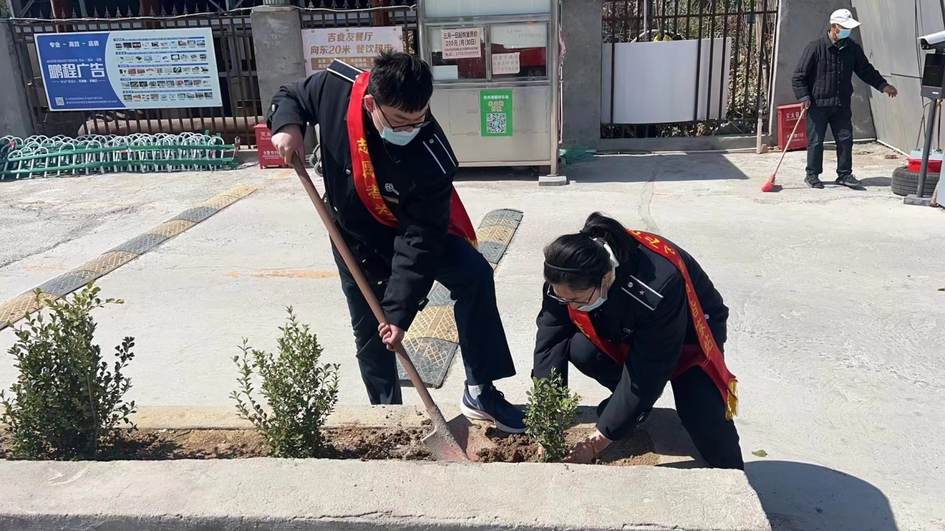 站務(wù)公司：義務(wù)植樹添新綠 提升綠化助創(chuàng)建