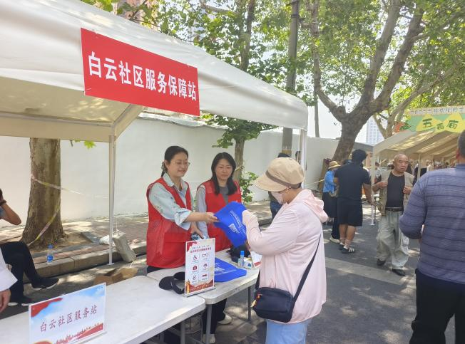 冠盛路橋黨總支開(kāi)展五毒廟會(huì)志愿服務(wù)活動(dòng)